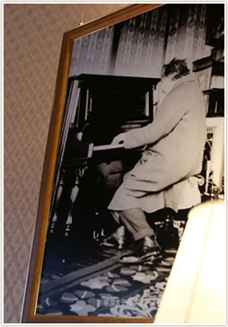 写真：アインシュタイン博士がピアノを弾いている写真