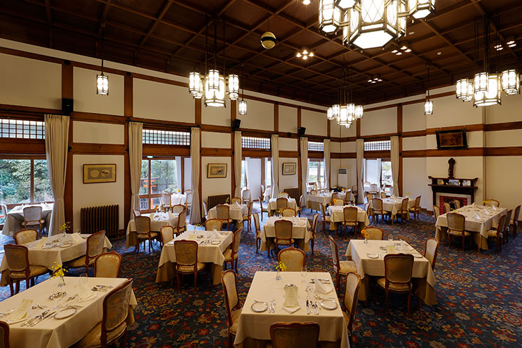 写真:メインダイニングルーム「三笠」