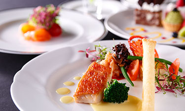 写真:メインダイニングルーム「三笠」のお料理