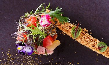 写真:メインダイニングルーム「三笠」のお料理