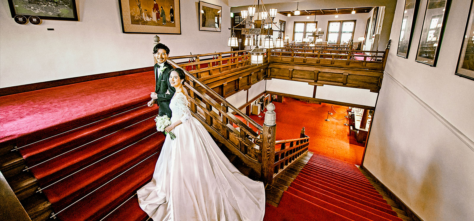 写真：奈良ホテルの大階段での新郎新婦
