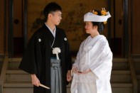 結婚式　紋付袴と白無垢の新郎新婦