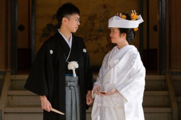 結婚式　紋付袴と白無垢の新郎新婦