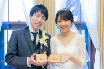 結婚式　洋装の新郎新婦