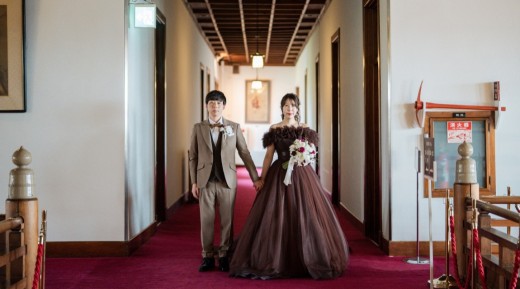 結婚式　ドレスをお召しになり手を繋ぐ新郎新婦様