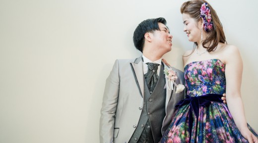 結婚式新郎新婦写真タキシードとカラードレス