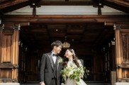 結婚式　正面玄関で見つめ合う新郎新婦様