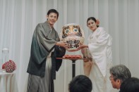 結婚式　だるまと一緒に和装姿の新郎新婦