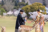 結婚式　正面玄関で見つめ合う新郎新婦様