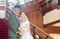 結婚式　正面玄関で見つめ合う新郎新婦様