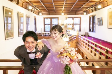 結婚式　正面玄関で見つめ合う新郎新婦様