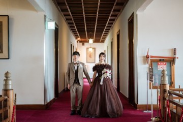 結婚式　正面玄関で見つめ合う新郎新婦様