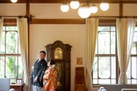 結婚式　正面玄関で見つめ合う和装（紋付き袴・色打掛）の新郎新婦様