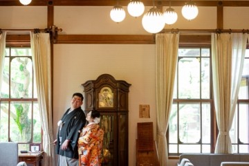 結婚式　正面玄関で見つめ合う和装（紋付き袴・色打掛）の新郎新婦様