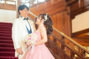 結婚式　正面玄関で見つめ合う和装（紋付き袴・色打掛）の新郎新婦様