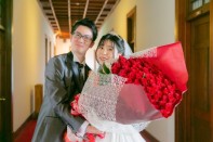 結婚式　正面玄関で見つめ合う和装（紋付き袴・色打掛）の新郎新婦様