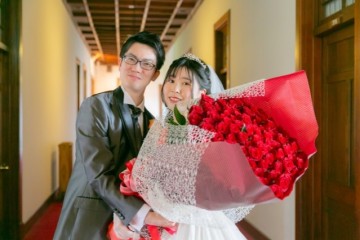 結婚式　正面玄関で見つめ合う和装（紋付き袴・色打掛）の新郎新婦様