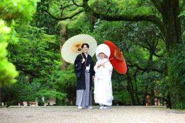 結婚式　正面玄関で見つめ合う和装（紋付き袴・色打掛）の新郎新婦様