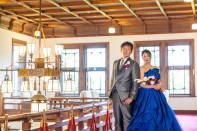 結婚式 タキシードとカラードレスの新郎新婦様