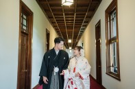 結婚式 タキシードとカラードレスの新郎新婦様