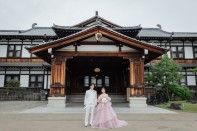 結婚式 タキシードとカラードレスの新郎新婦様