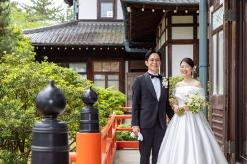 結婚式 タキシードとカラードレスの新郎新婦様