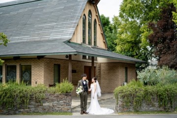 結婚式 タキシードとカラードレスの新郎新婦様