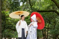 結婚式 タキシードとカラードレスの新郎新婦様