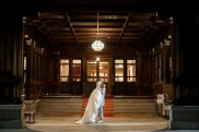 結婚式 タキシードとカラードレスの新郎新婦様