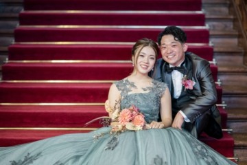 結婚式 タキシードとカラードレスの新郎新婦様