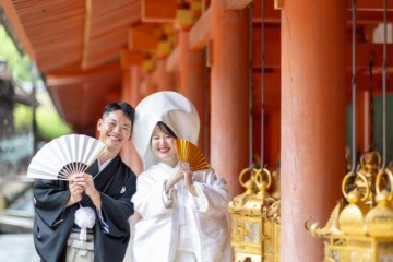 結婚式 タキシードとカラードレスの新郎新婦様