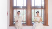 奈良ホテルの館内で撮影をする新郎新婦