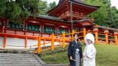 春日大社の本殿を背景に和装を着て撮影