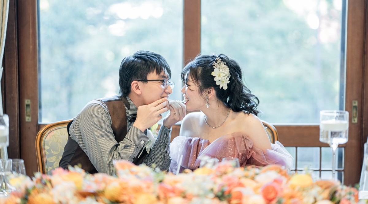 披露宴中の見つめ合う新郎新婦