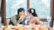 披露宴中の見つめ合う新郎新婦