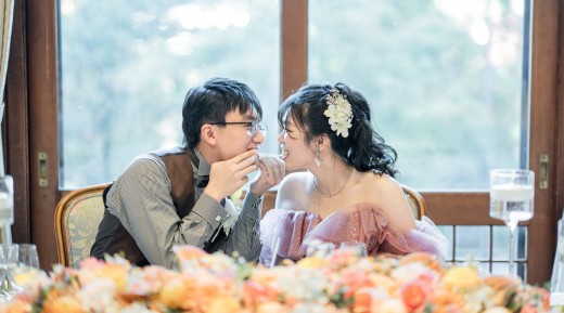 披露宴中の見つめ合う新郎新婦