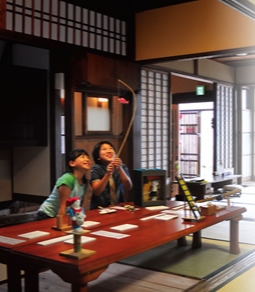 イメージ写真：からくりおもちゃで遊ぶ様子