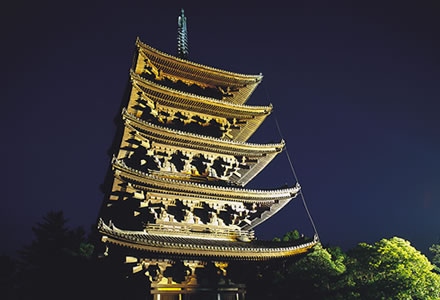 イメージ写真：ライトアップされた五重塔