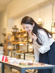 イメージ写真:雑貨を選ぶ女性