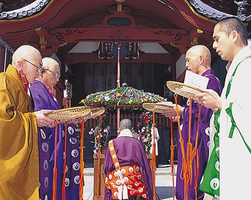 イメージ写真：興福寺 南円堂前庭