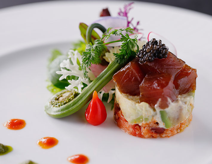 写真：メインダイニングルーム「三笠」のお料理