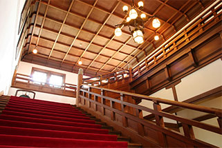 写真：赤絨毯の階段