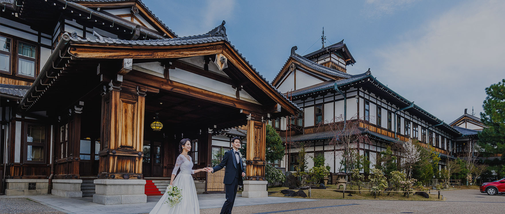 写真：新郎新婦（奈良ホテル玄関にて）