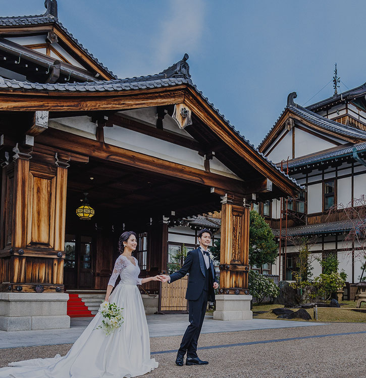 写真：新郎新婦（奈良ホテル玄関にて）