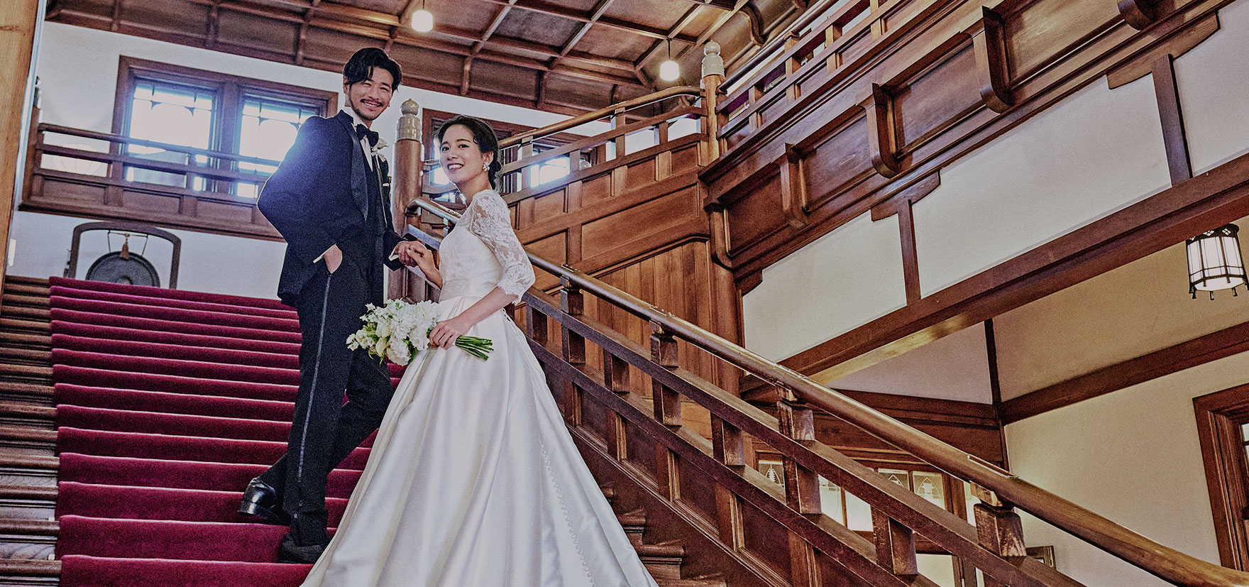 写真：大階段での新郎新婦