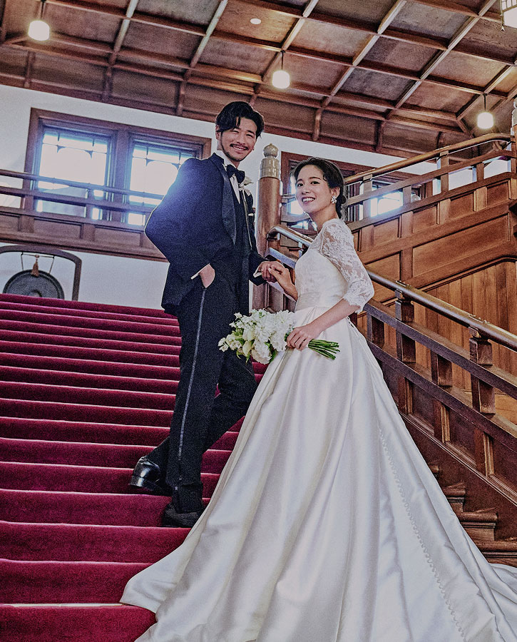 写真：大階段での新郎新婦