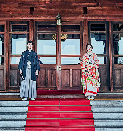 写真：奈良ホテルの玄関での和装の新郎新婦